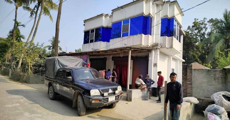 টিনের কৌটা ভেবে পড়ে থাকা বােমায় লাথি, সাথে সাথে বিস্ফোরণ